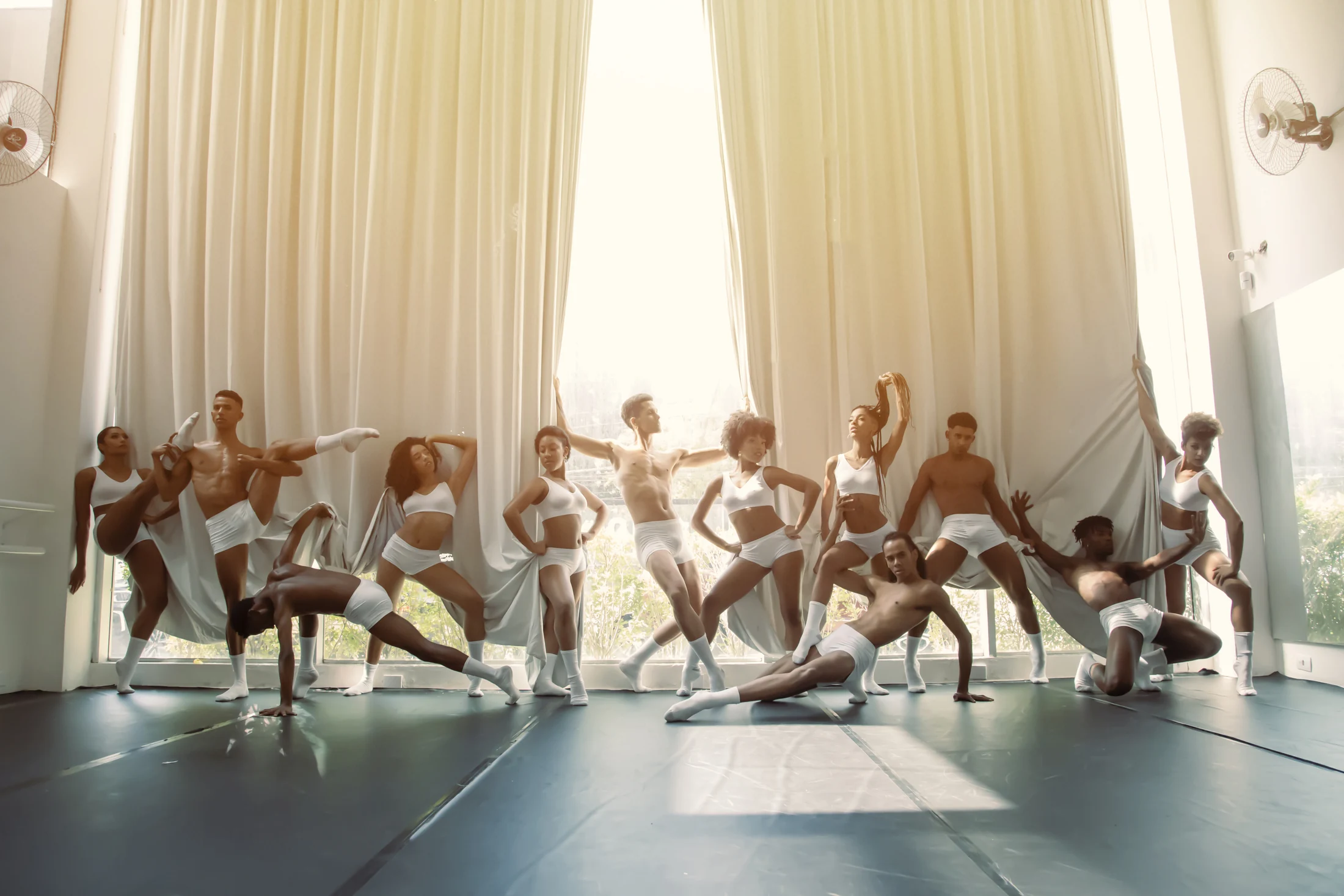 Composição coreográfica do segundo elenco de Travessia Ancestralidade EBÍ no estúdio