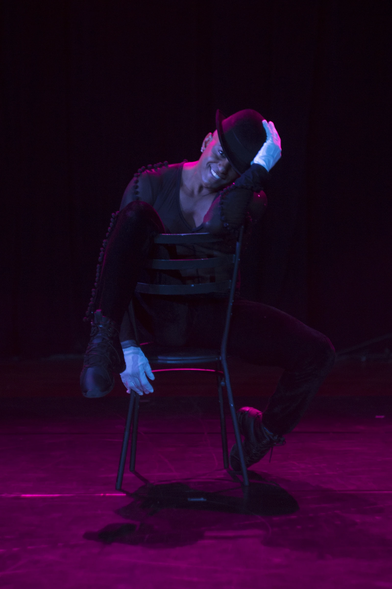 Francisco Ribeiro em coreografia com cadeira
